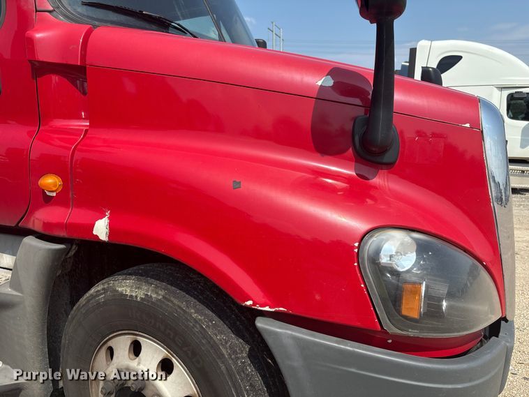 image for item YA0728 2016 Freightliner Cascadia 125 semi truck