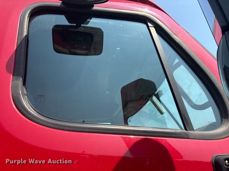 image for item YA0728 2016 Freightliner Cascadia 125 semi truck