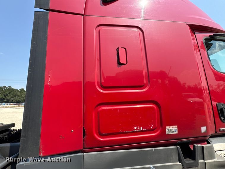 image for item YA0728 2016 Freightliner Cascadia 125 semi truck