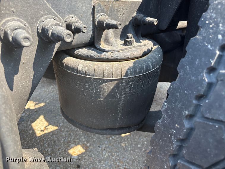 image for item YA0728 2016 Freightliner Cascadia 125 semi truck