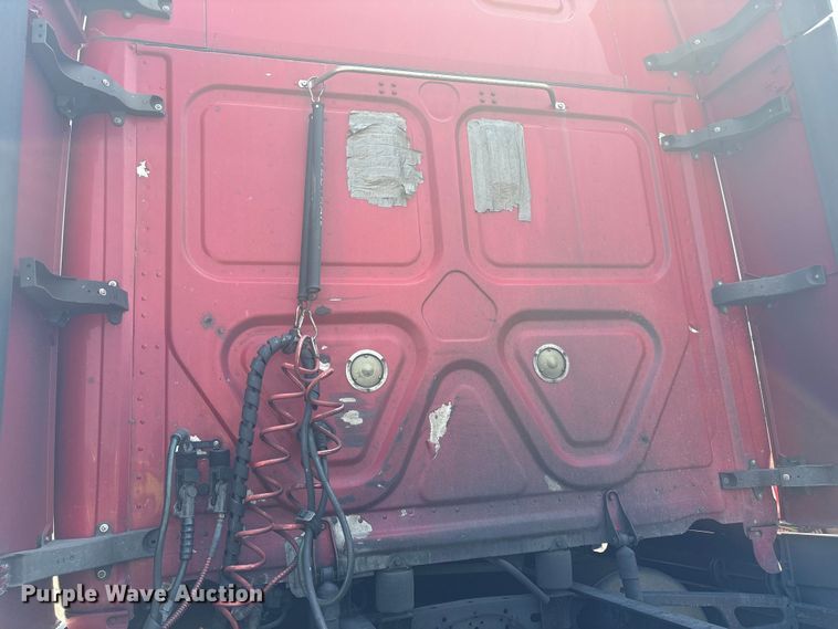 image for item YA0728 2016 Freightliner Cascadia 125 semi truck