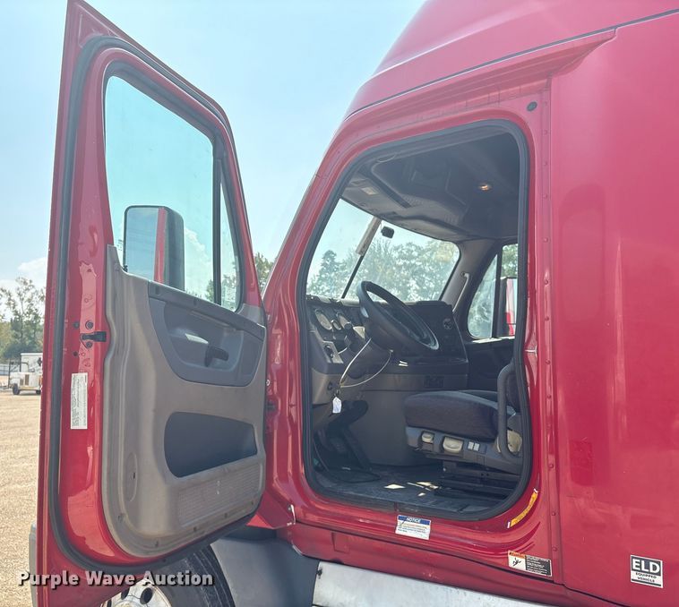 image for item YA0728 2016 Freightliner Cascadia 125 semi truck