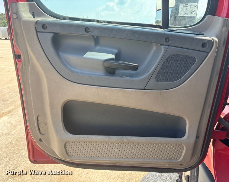 image for item YA0728 2016 Freightliner Cascadia 125 semi truck