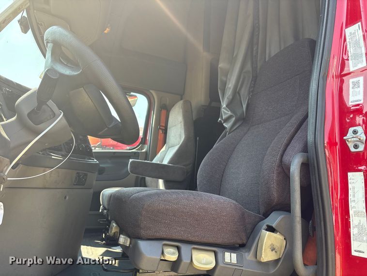 image for item YA0728 2016 Freightliner Cascadia 125 semi truck