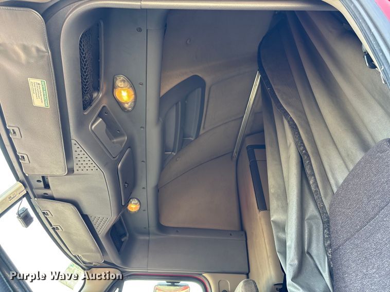 image for item YA0728 2016 Freightliner Cascadia 125 semi truck