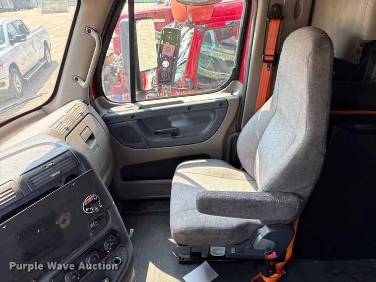 image for item YA0728 2016 Freightliner Cascadia 125 semi truck