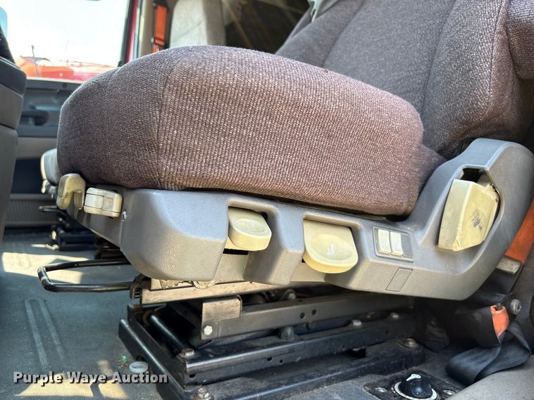 image for item YA0728 2016 Freightliner Cascadia 125 semi truck