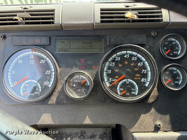 image for item YA0728 2016 Freightliner Cascadia 125 semi truck