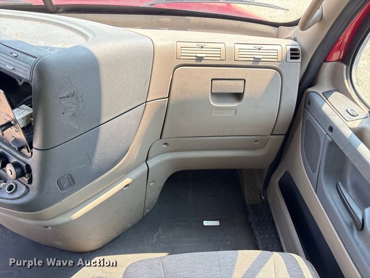 image for item YA0728 2016 Freightliner Cascadia 125 semi truck