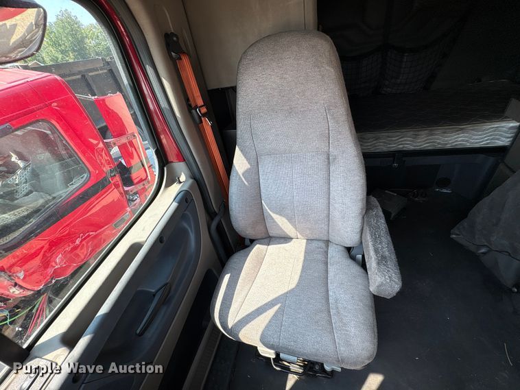 image for item YA0728 2016 Freightliner Cascadia 125 semi truck