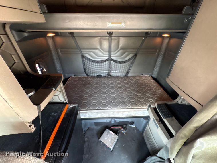 image for item YA0728 2016 Freightliner Cascadia 125 semi truck