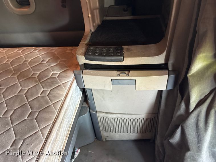 image for item YA0728 2016 Freightliner Cascadia 125 semi truck