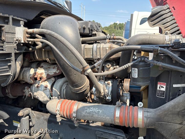 image for item YA0728 2016 Freightliner Cascadia 125 semi truck