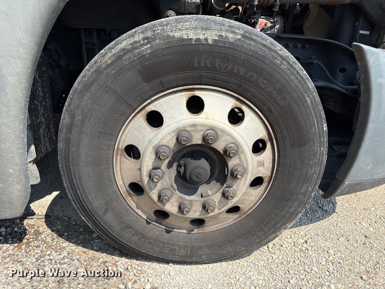 image for item YA0728 2016 Freightliner Cascadia 125 semi truck