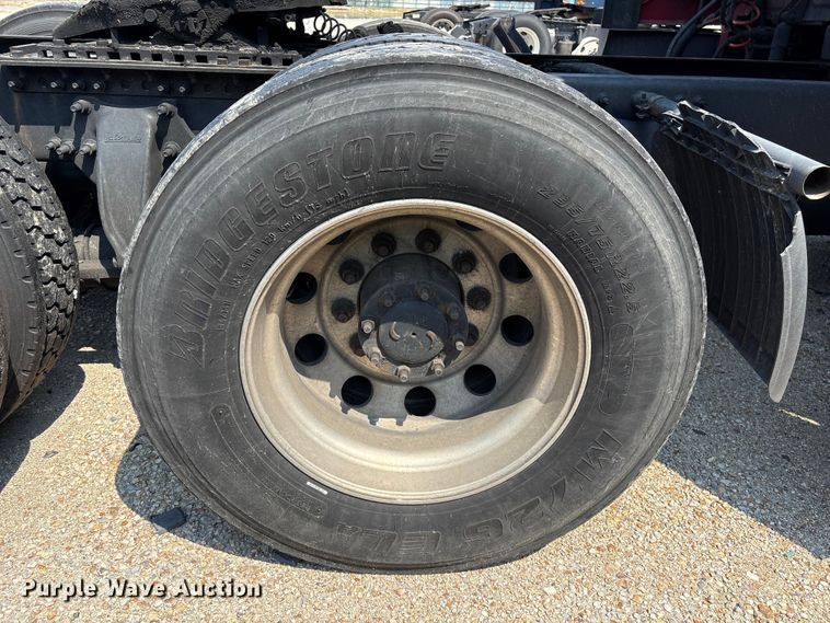 image for item YA0728 2016 Freightliner Cascadia 125 semi truck