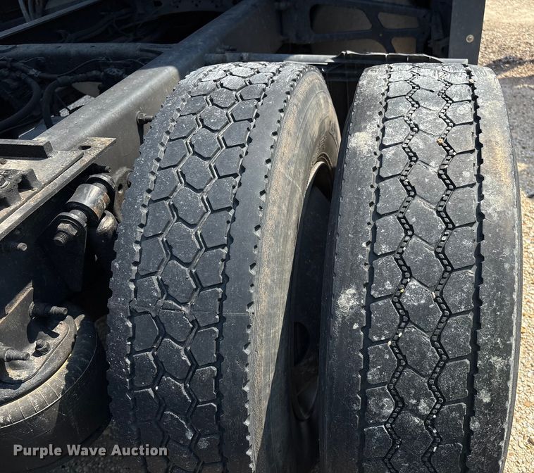 image for item YA0728 2016 Freightliner Cascadia 125 semi truck