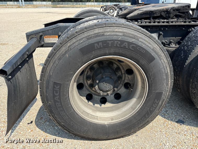 image for item YA0728 2016 Freightliner Cascadia 125 semi truck