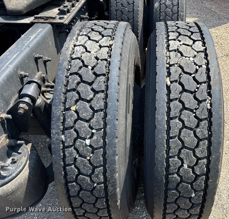 image for item YA0728 2016 Freightliner Cascadia 125 semi truck