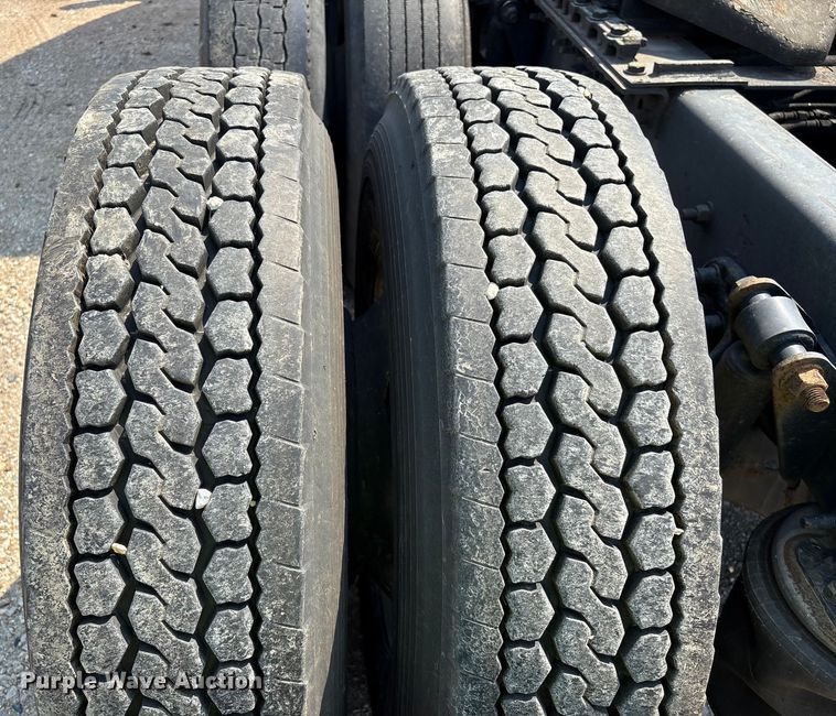 image for item YA0728 2016 Freightliner Cascadia 125 semi truck