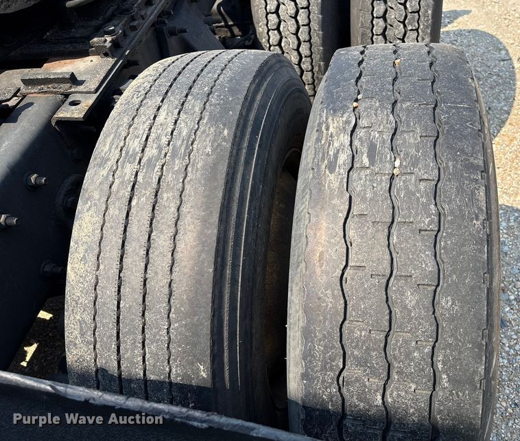 image for item YA0728 2016 Freightliner Cascadia 125 semi truck