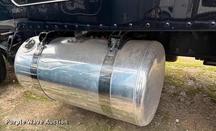 image for item YA0755 2021 Peterbilt 567 semi truck