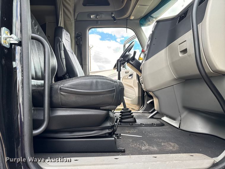 image for item YA0755 2021 Peterbilt 567 semi truck