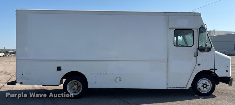 image for item YA0786 2014 Freightliner MT45 delivery truck