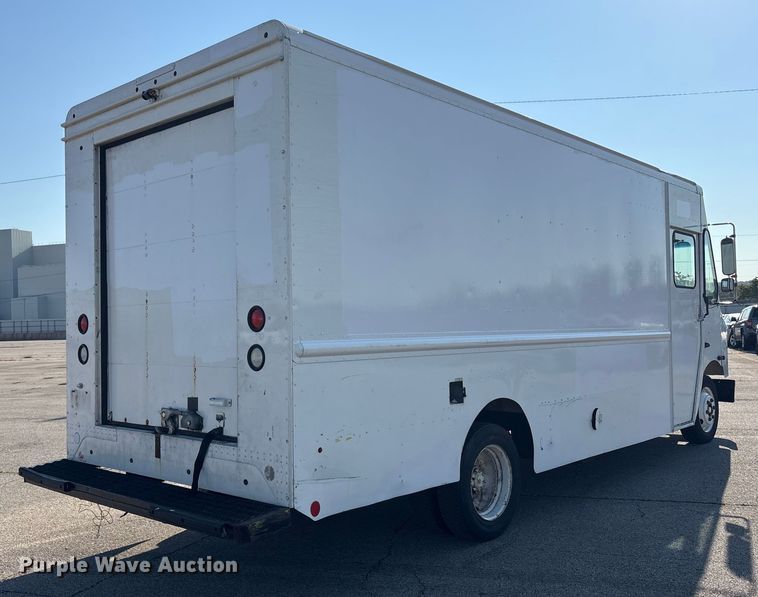 image for item YA0786 2014 Freightliner MT45 delivery truck