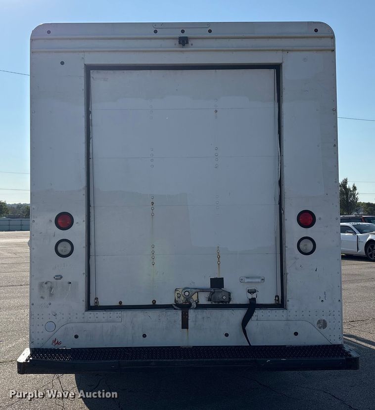 image for item YA0786 2014 Freightliner MT45 delivery truck