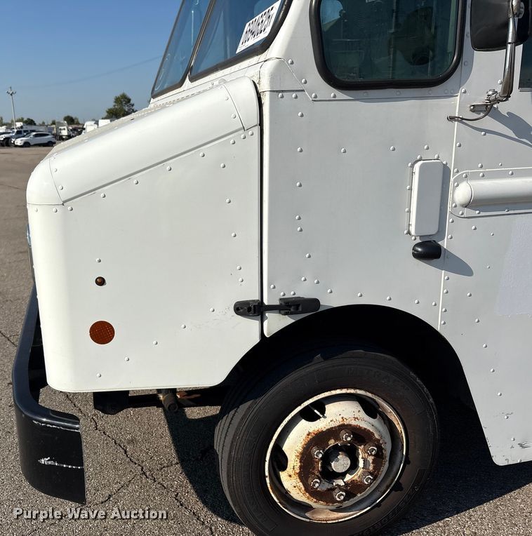 image for item YA0786 2014 Freightliner MT45 delivery truck