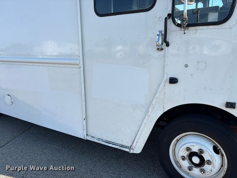 image for item YA0786 2014 Freightliner MT45 delivery truck