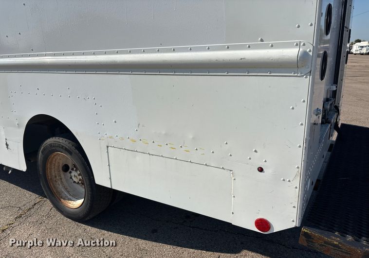 image for item YA0786 2014 Freightliner MT45 delivery truck