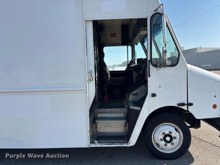 image for item YA0786 2014 Freightliner MT45 delivery truck