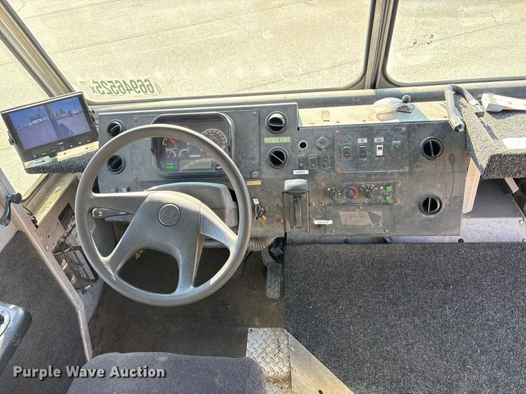 image for item YA0786 2014 Freightliner MT45 delivery truck