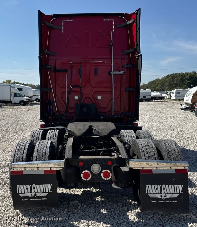 image for item YA0787 2019 Freightliner Cascadia semi truck