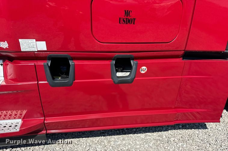 image for item YA0787 2019 Freightliner Cascadia semi truck