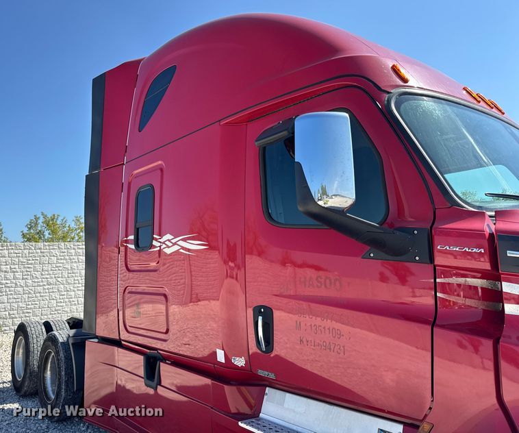 image for item YA0787 2019 Freightliner Cascadia semi truck