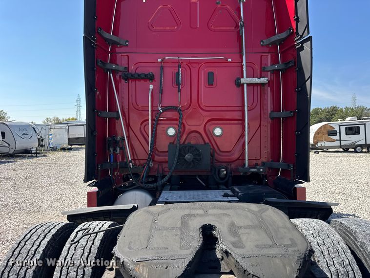 image for item YA0787 2019 Freightliner Cascadia semi truck