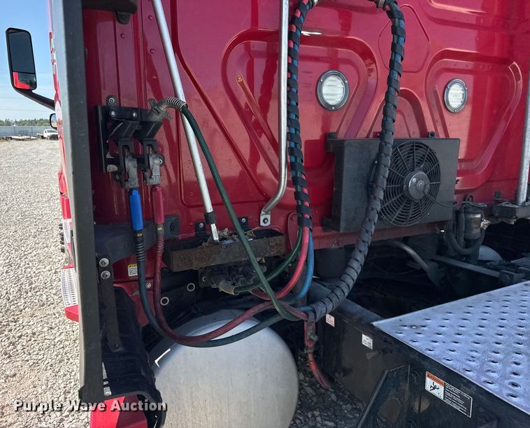 image for item YA0787 2019 Freightliner Cascadia semi truck