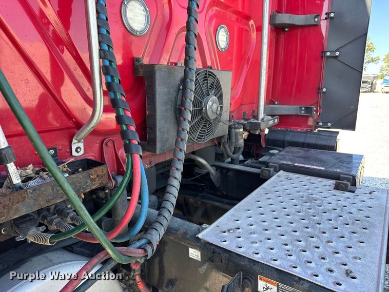 image for item YA0787 2019 Freightliner Cascadia semi truck