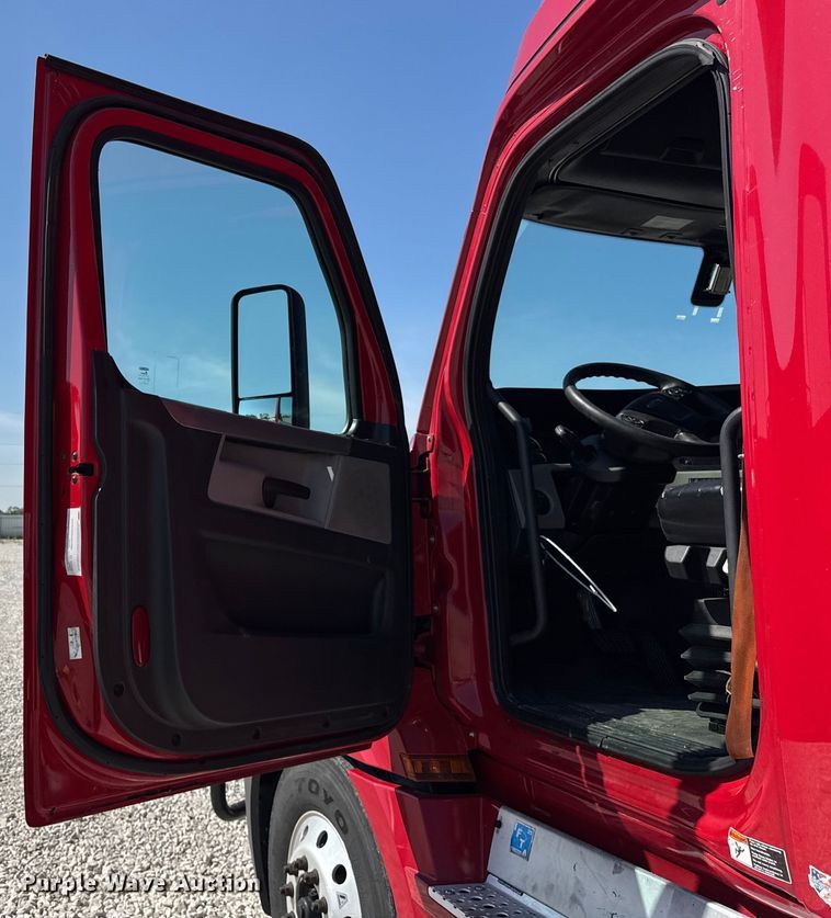 image for item YA0787 2019 Freightliner Cascadia semi truck