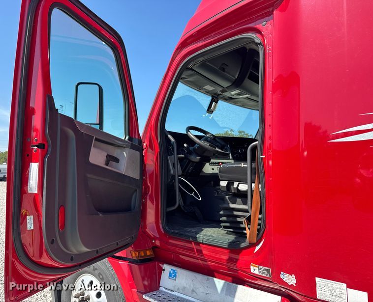 image for item YA0787 2019 Freightliner Cascadia semi truck