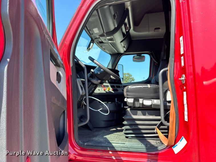 image for item YA0787 2019 Freightliner Cascadia semi truck