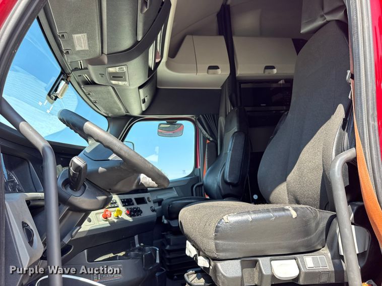 image for item YA0787 2019 Freightliner Cascadia semi truck