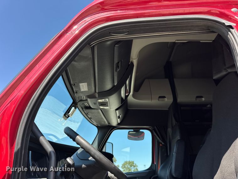 image for item YA0787 2019 Freightliner Cascadia semi truck