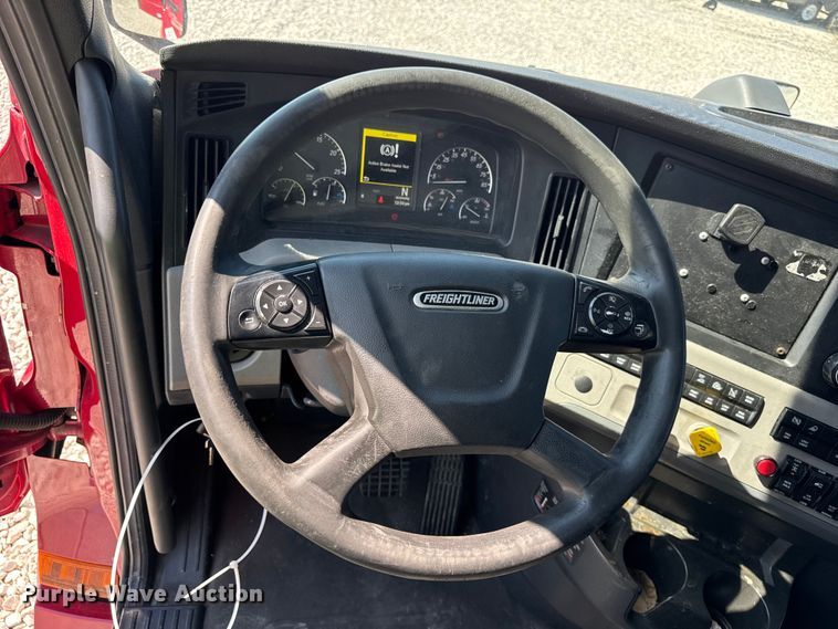 image for item YA0787 2019 Freightliner Cascadia semi truck