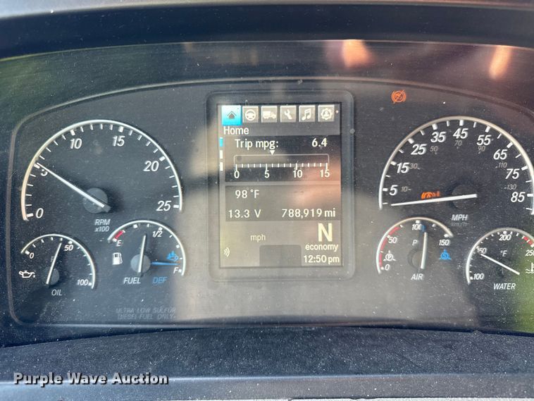 image for item YA0787 2019 Freightliner Cascadia semi truck