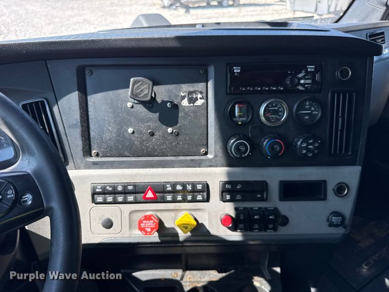 image for item YA0787 2019 Freightliner Cascadia semi truck