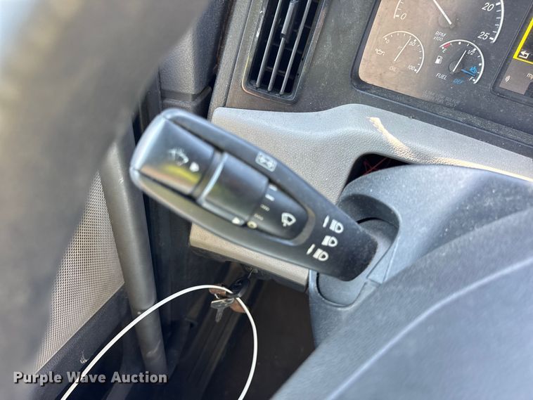 image for item YA0787 2019 Freightliner Cascadia semi truck