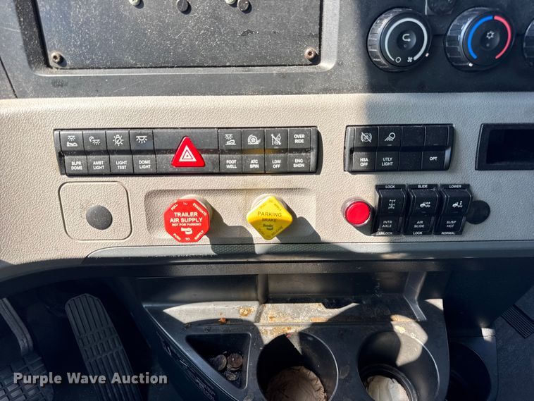 image for item YA0787 2019 Freightliner Cascadia semi truck